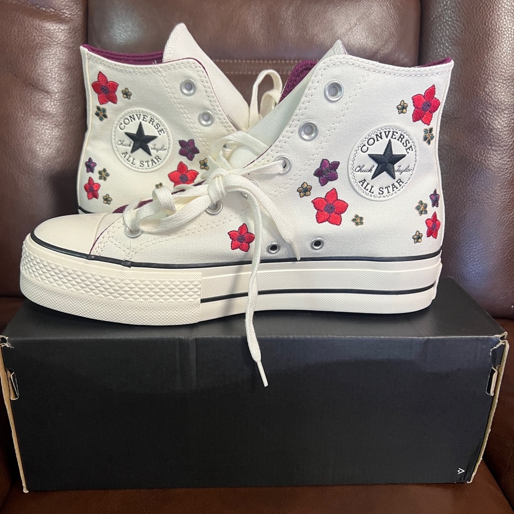 Converse Women's Chuck Taylor All Star Lift Platform Embroidered Flowers